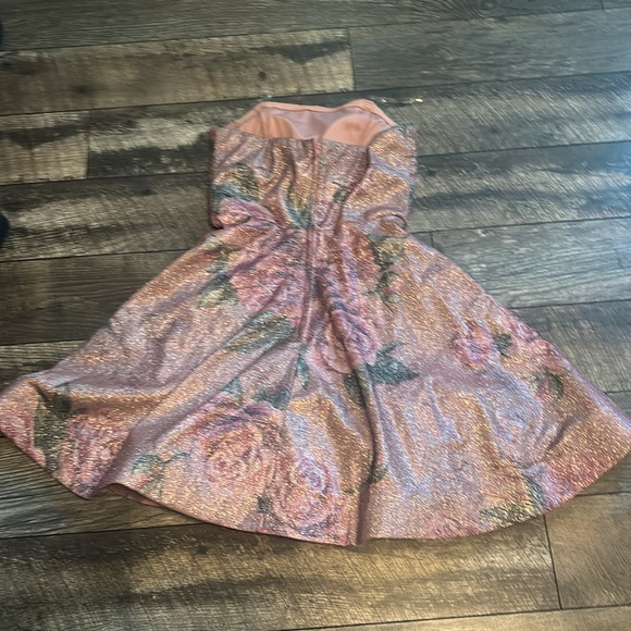 BEAUTIFUL FLORAL DRESS! - Picture 2 of 3